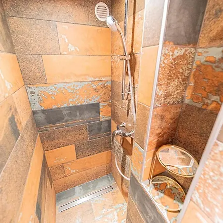 Warm And Well-appointed Foch Massena District ליון